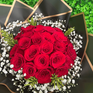 Ramo de rosas envuelto en bello papel