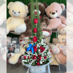 Arreglo de Rosas con gypsophila y follaje
