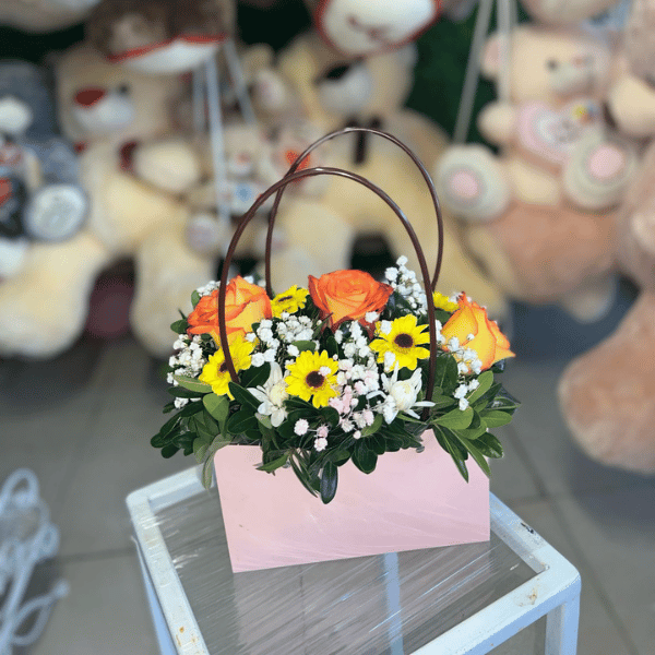 Cartera con rosas, girasoles y follaje