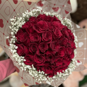 Ramo de rosas en hermoso papel