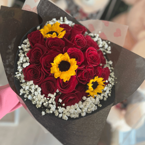 Ramo de rosas con girasoles