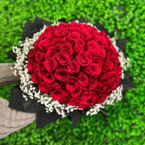 Ramo de rosas en delicado papel