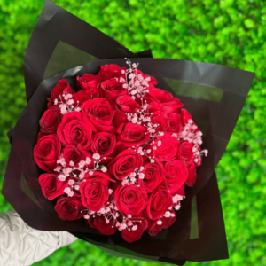 Ramo de rosas en bello papel negro