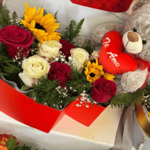 Caja corazón de rosas con peluche