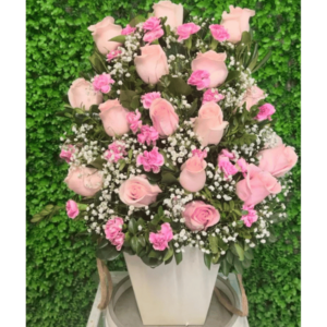 Florero Blanco con Rosas Rosadas
