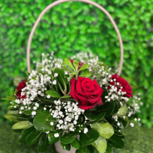 Canasta de Rosas y Gypsophila