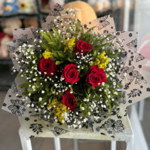 Ramo Rosas envuelto en papel de mariposas
