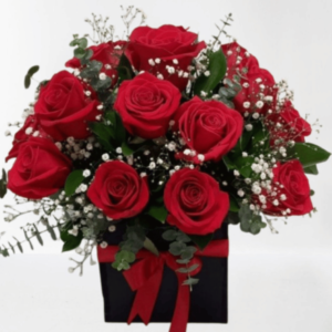 Box cuadrado de rosas con follaje
