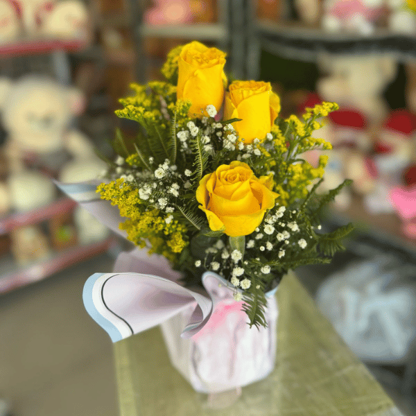 Florero pequeño de 3 rosas