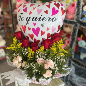 Arreglo de rosas con globo Te quiero