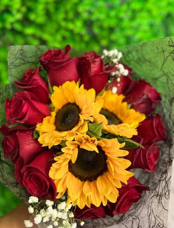 Ramo Alegría de rosas y girasoles - Imagen 3