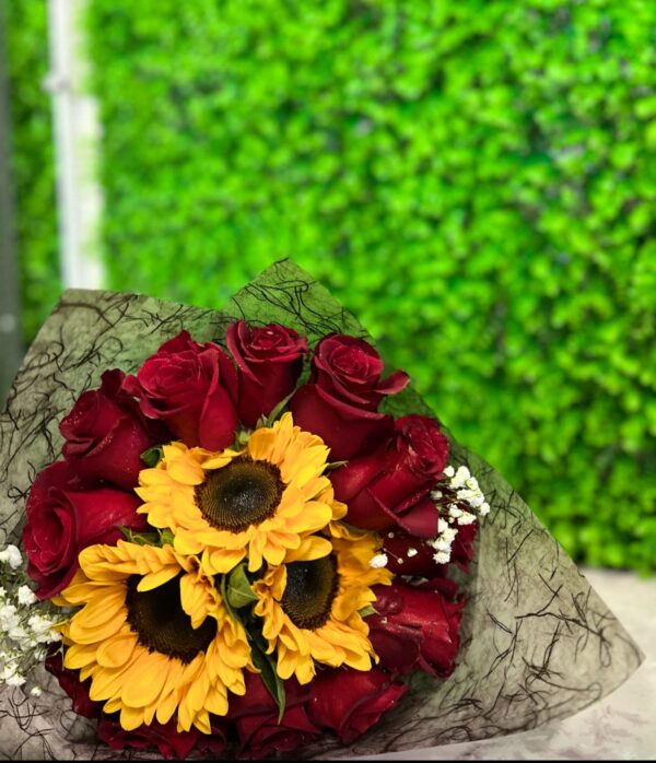 Ramo Alegría de rosas y girasoles - Imagen 2
