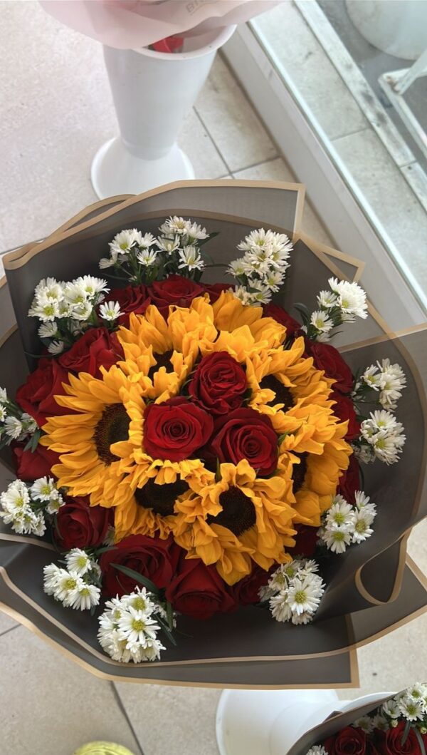Ramo Abundante de Girasoles y Rosas - Imagen 2