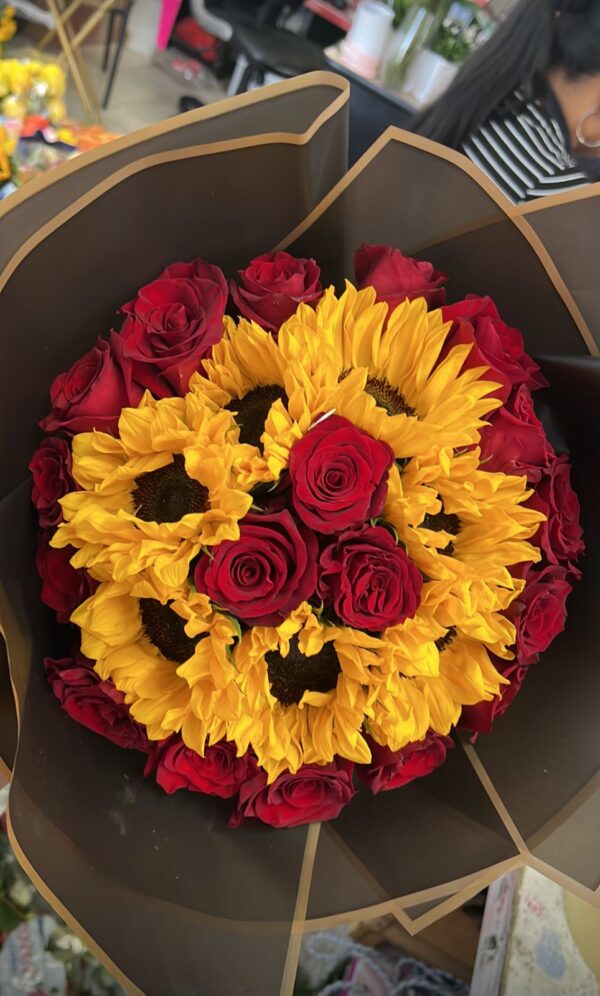 Ramo elegante de girasoles y rosas - Imagen 2