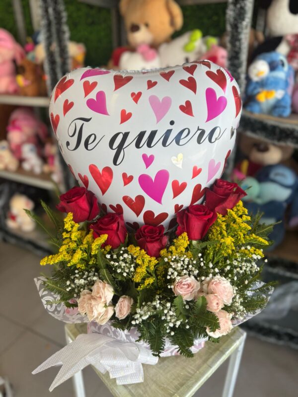Arreglo de rosas con globo Te quiero - Imagen 2