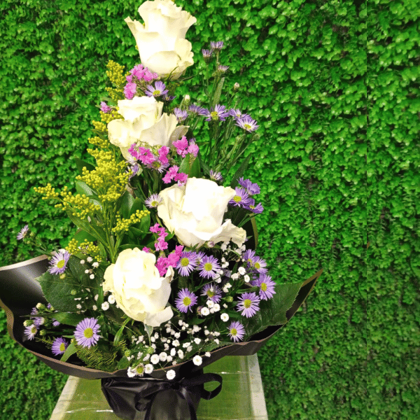 Arreglo Vertical de Rosas con Colores Suaves