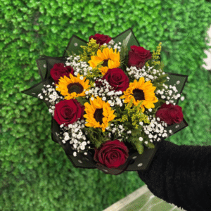 Elegante Ramo de Rosas y Girasoles
