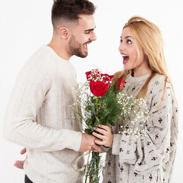 feliz-pareja-hermoso-ramo_23-2147737310 (1)
