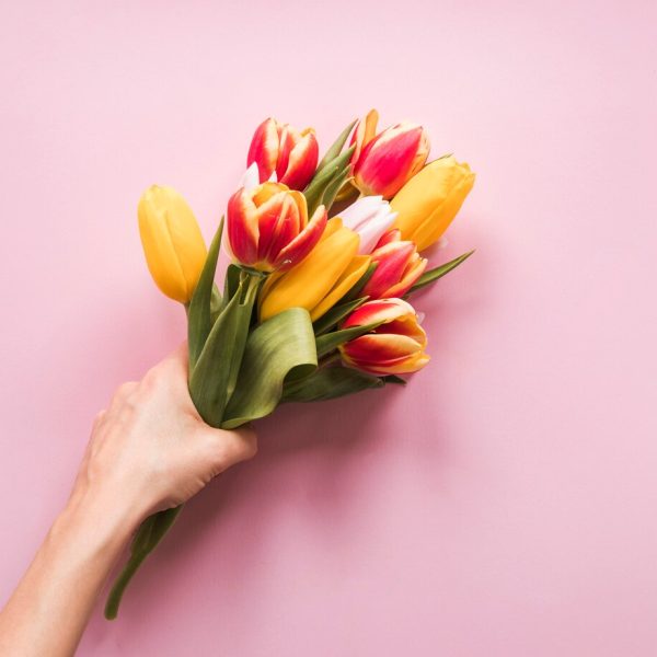 persona-ramo-tulipanes-mano_23-2148071824